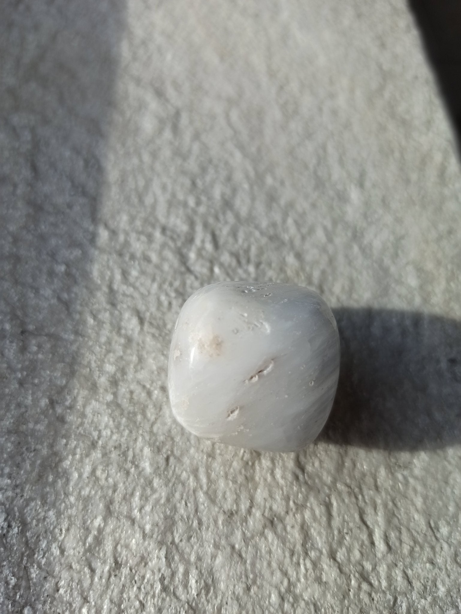 Scolesiet trommelstenen – curated crystal by Marga Jacobs | rust, symboliek en intuïtieve zelfzorg