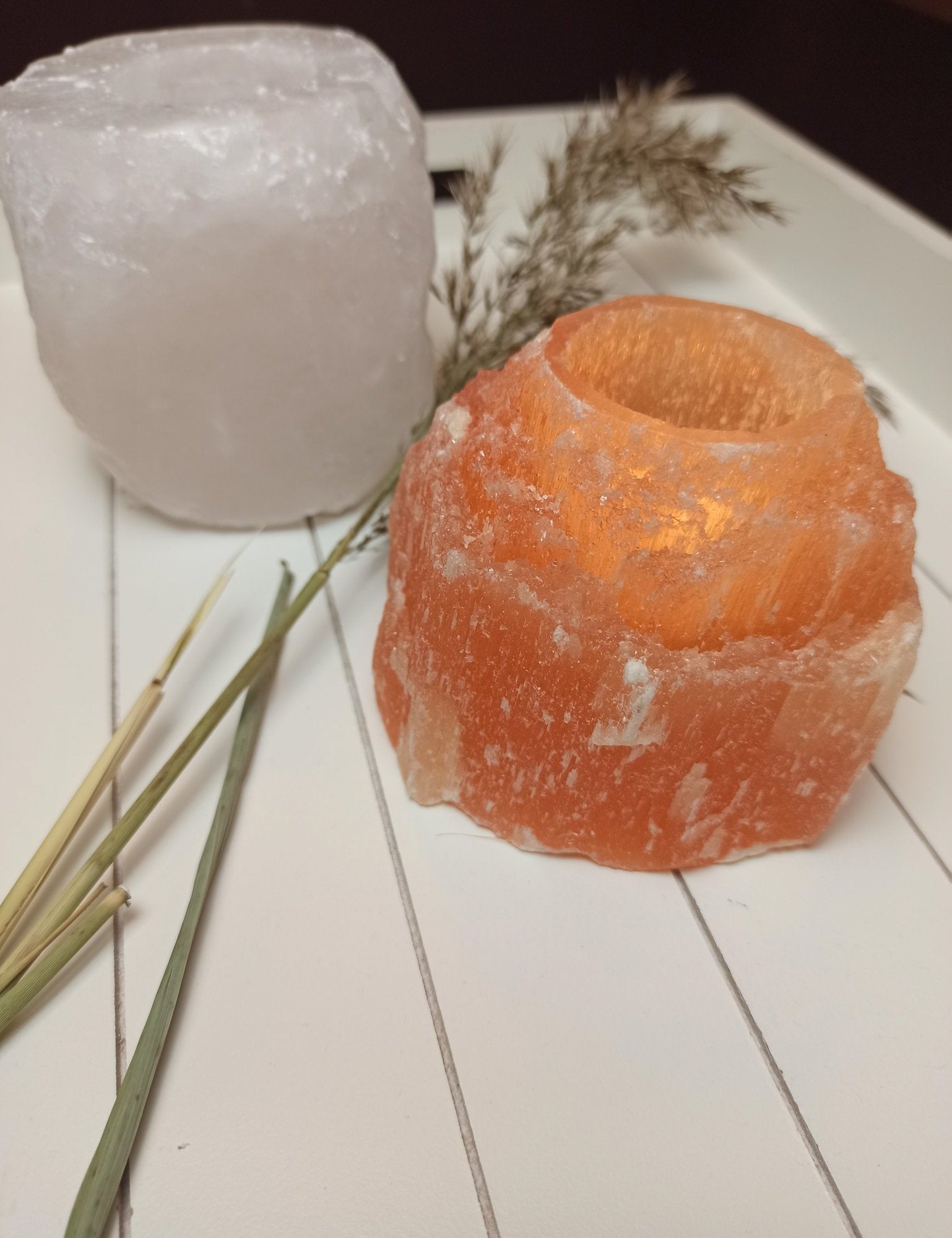 Seleniet theelichthouder (oranje) – curated crystal by Marga Jacobs | rust, symboliek en intuïtieve zelfzorg