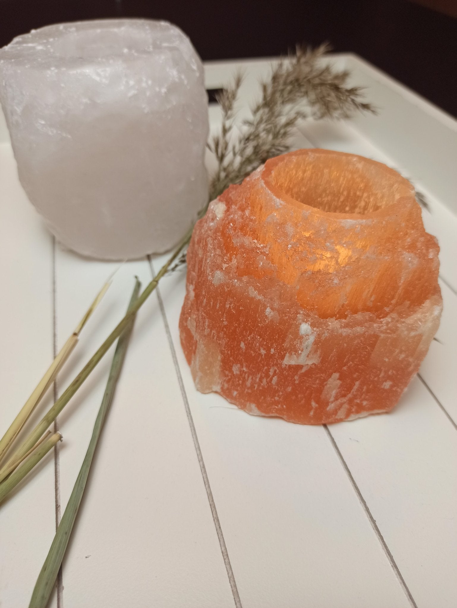 Seleniet theelichthouder (oranje) – curated crystal by Marga Jacobs | rust, symboliek en intuïtieve zelfzorg