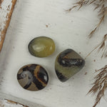 Septarian handstenen – curated crystal by Marga Jacobs | rust, symboliek en intuïtieve zelfzorg