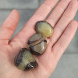 Septarian handstenen – curated crystal by Marga Jacobs | rust, symboliek en intuïtieve zelfzorg