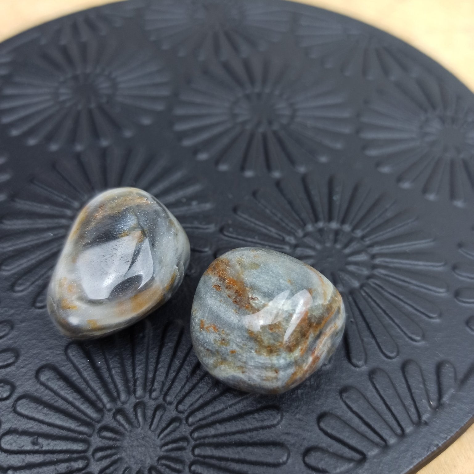 Silver Leaf jaspis trommelstenen – curated crystal by Marga Jacobs | rust, symboliek en intuïtieve zelfzorg