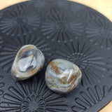 Silver Leaf jaspis trommelstenen – curated crystal by Marga Jacobs | rust, symboliek en intuïtieve zelfzorg