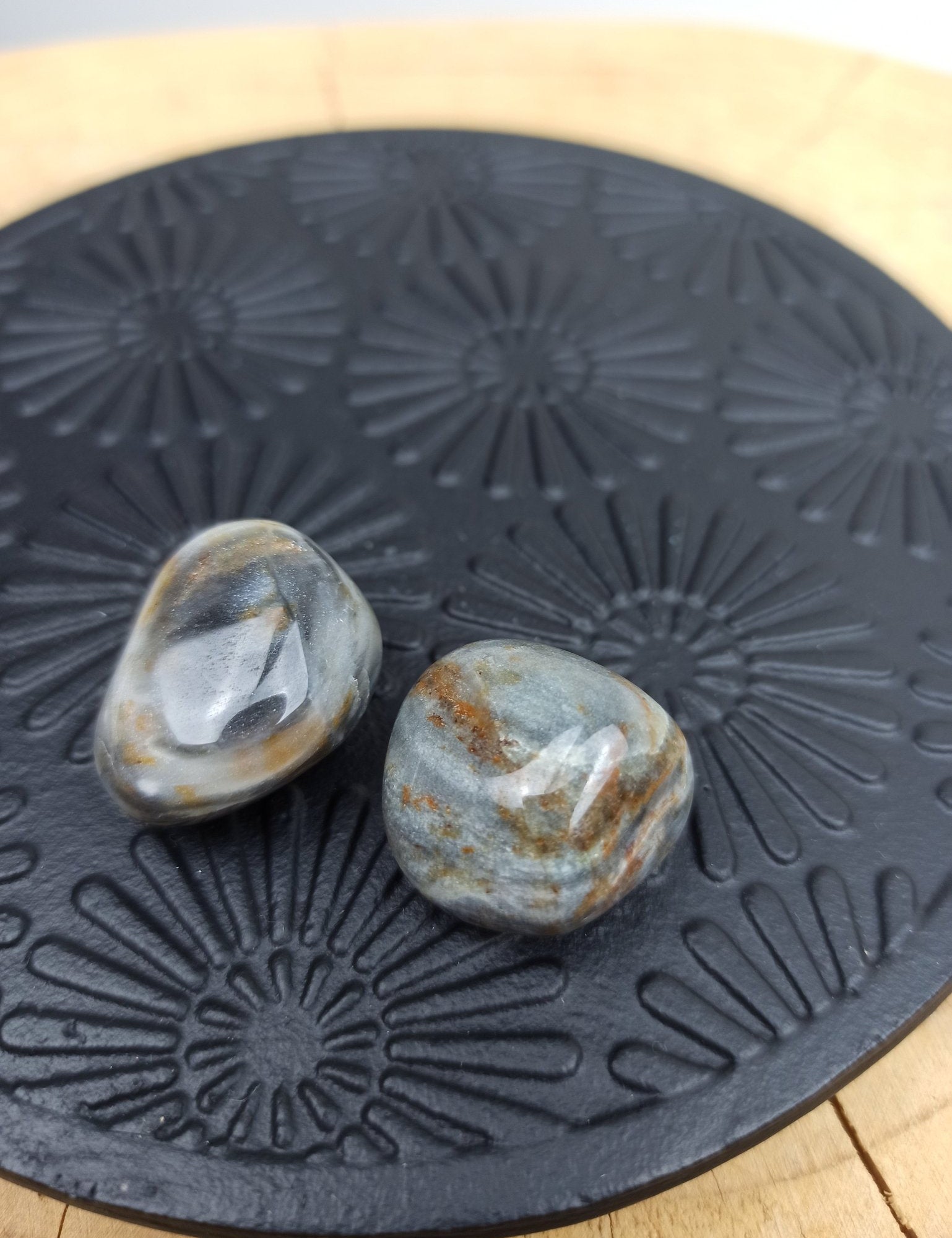 Silver Leaf jaspis trommelstenen – curated crystal by Marga Jacobs | rust, symboliek en intuïtieve zelfzorg