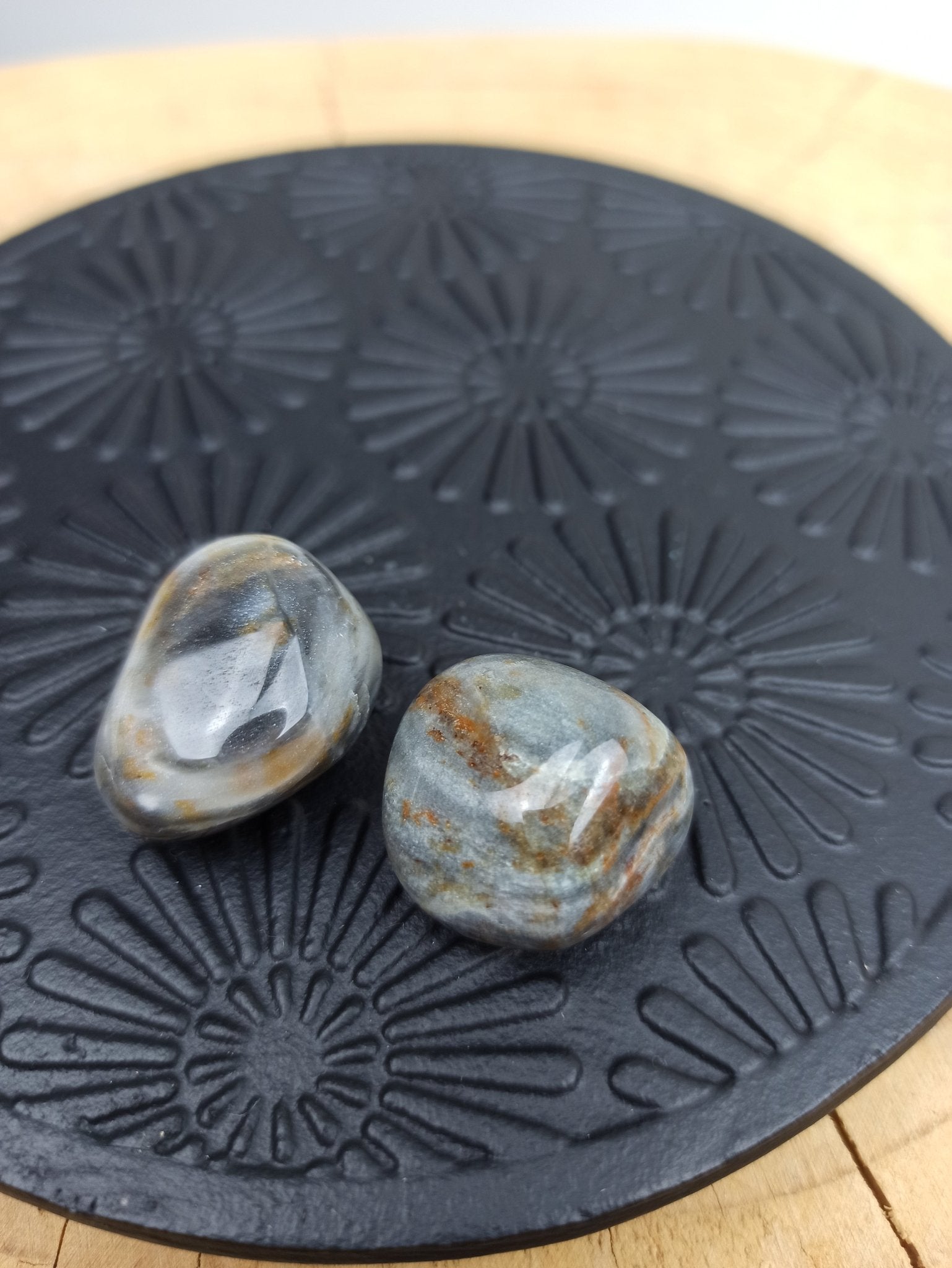 Silver Leaf jaspis trommelstenen – curated crystal by Marga Jacobs | rust, symboliek en intuïtieve zelfzorg