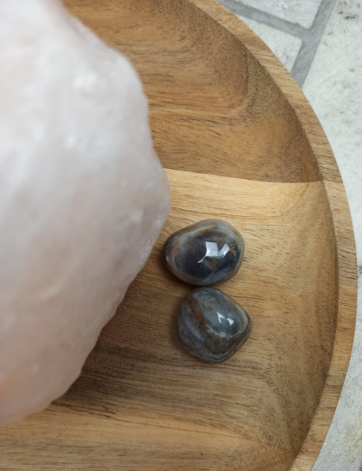 Silver Leaf jaspis trommelstenen – curated crystal by Marga Jacobs | rust, symboliek en intuïtieve zelfzorg