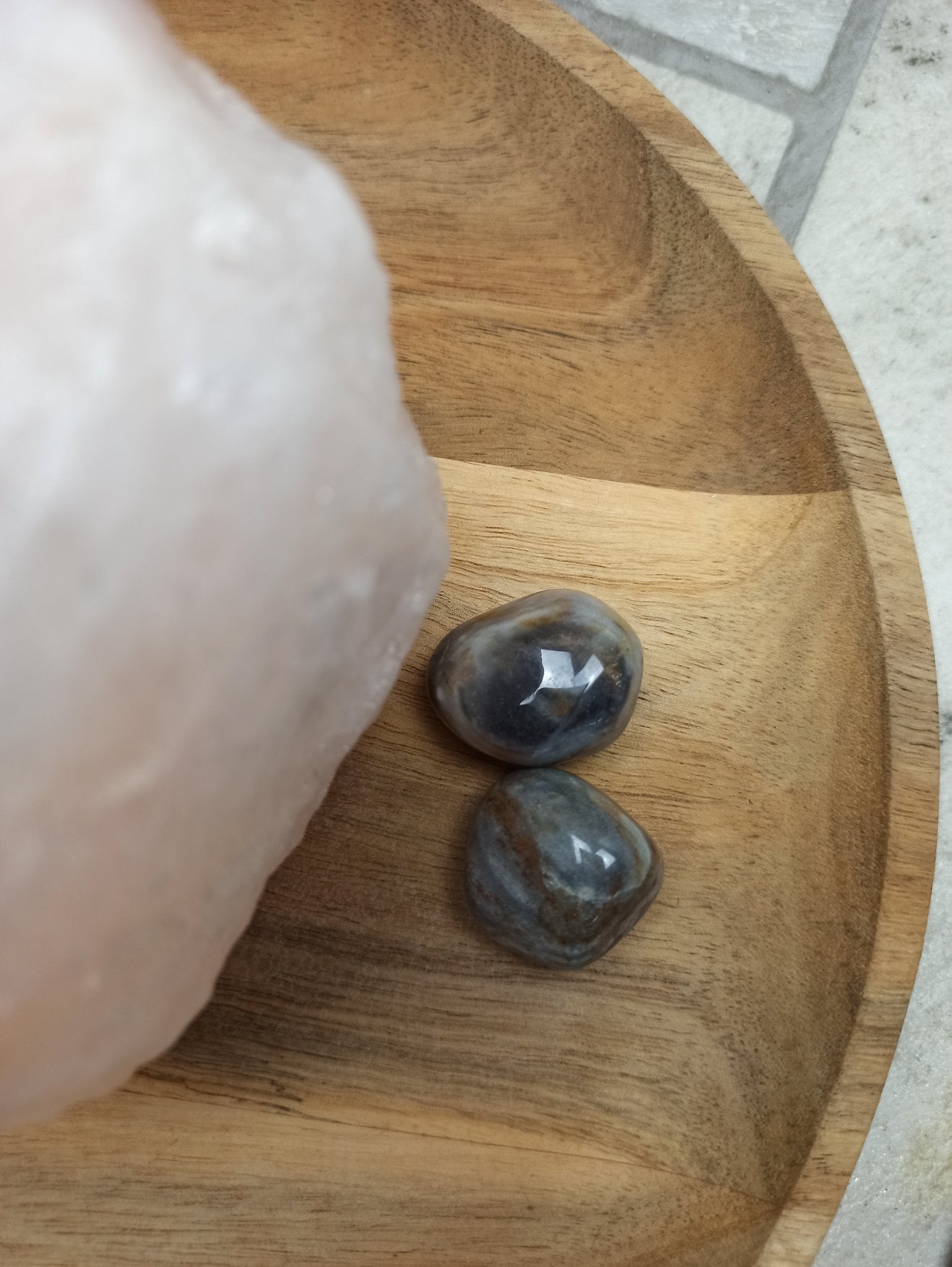 Silver Leaf jaspis trommelstenen – curated crystal by Marga Jacobs | rust, symboliek en intuïtieve zelfzorg