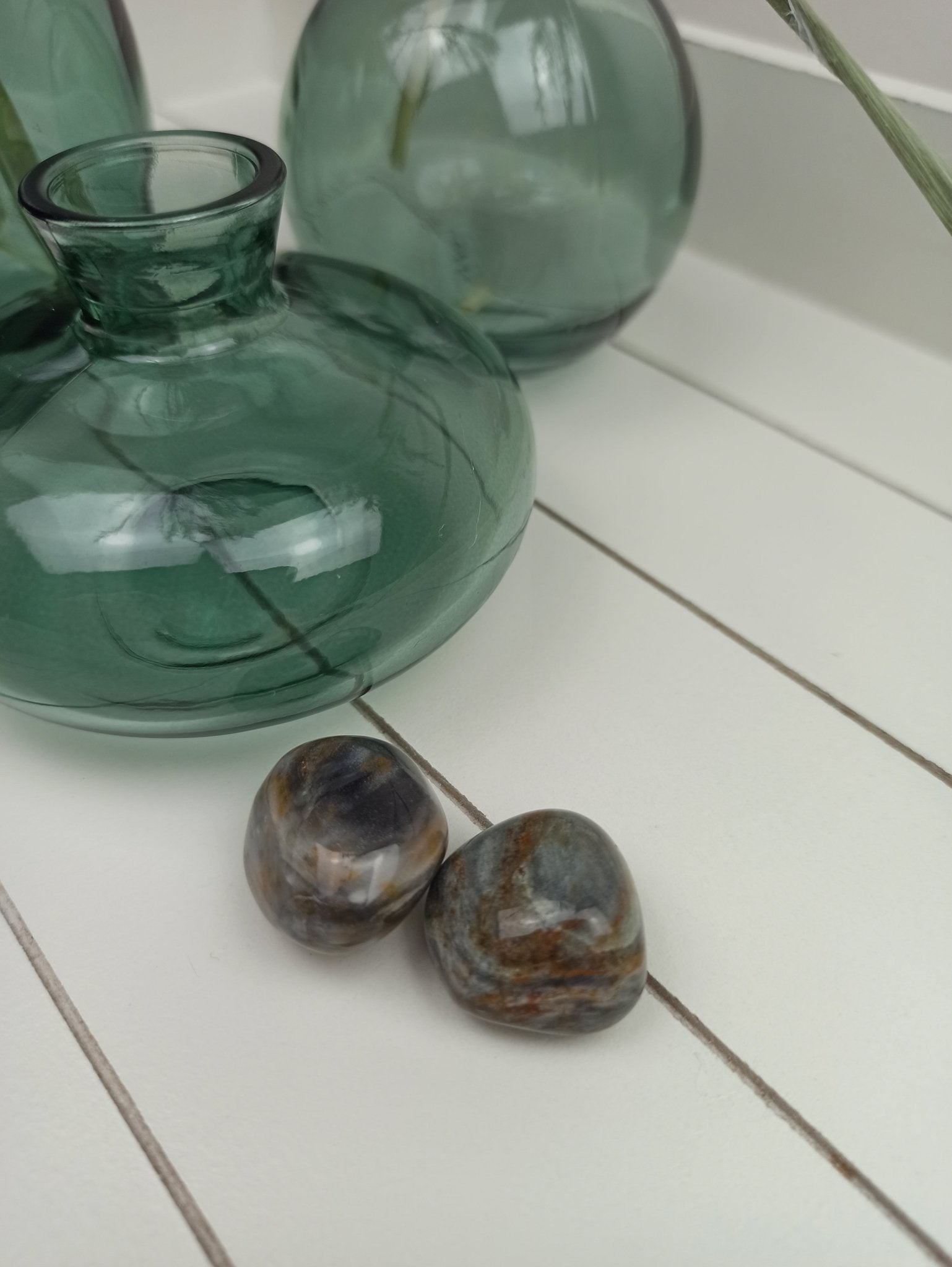 Silver Leaf jaspis trommelstenen – curated crystal by Marga Jacobs | rust, symboliek en intuïtieve zelfzorg