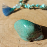 Smaragd trommelstenen – curated crystal by Marga Jacobs | rust, symboliek en intuïtieve zelfzorg