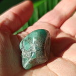 Smaragd trommelstenen – curated crystal by Marga Jacobs | rust, symboliek en intuïtieve zelfzorg