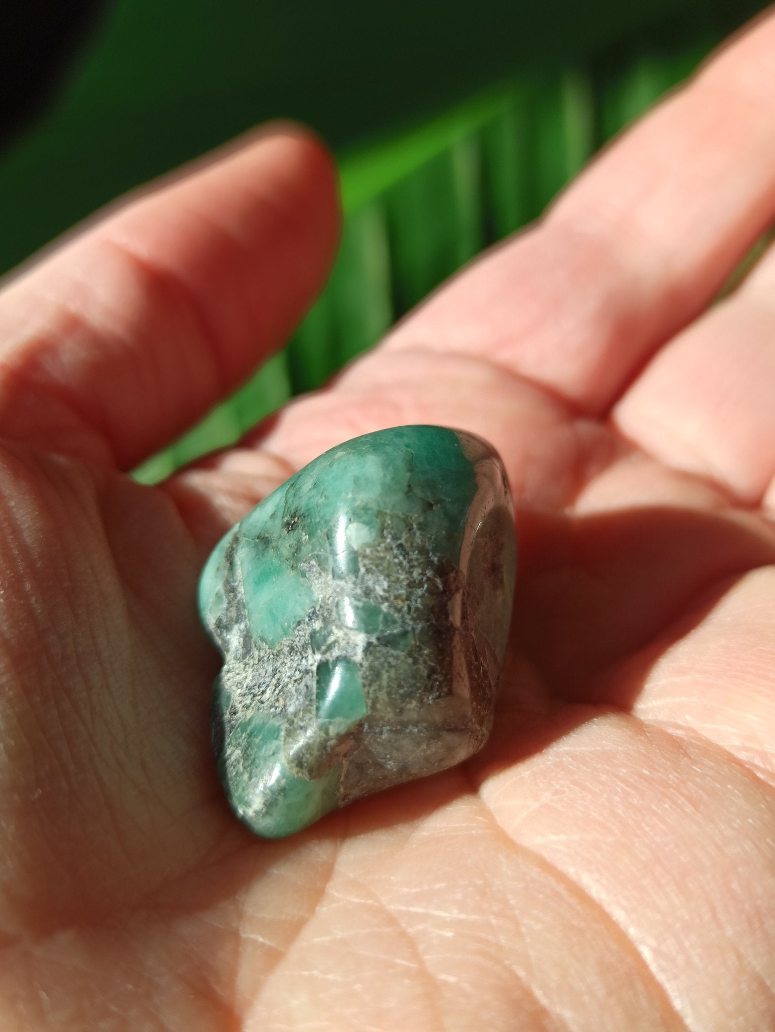 Smaragd trommelstenen – curated crystal by Marga Jacobs | rust, symboliek en intuïtieve zelfzorg