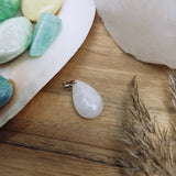 Sneeuwkwarts edelsteen hanger druppel | 25 mm – curated crystal by Marga Jacobs | rust, symboliek en intuïtieve zelfzorg