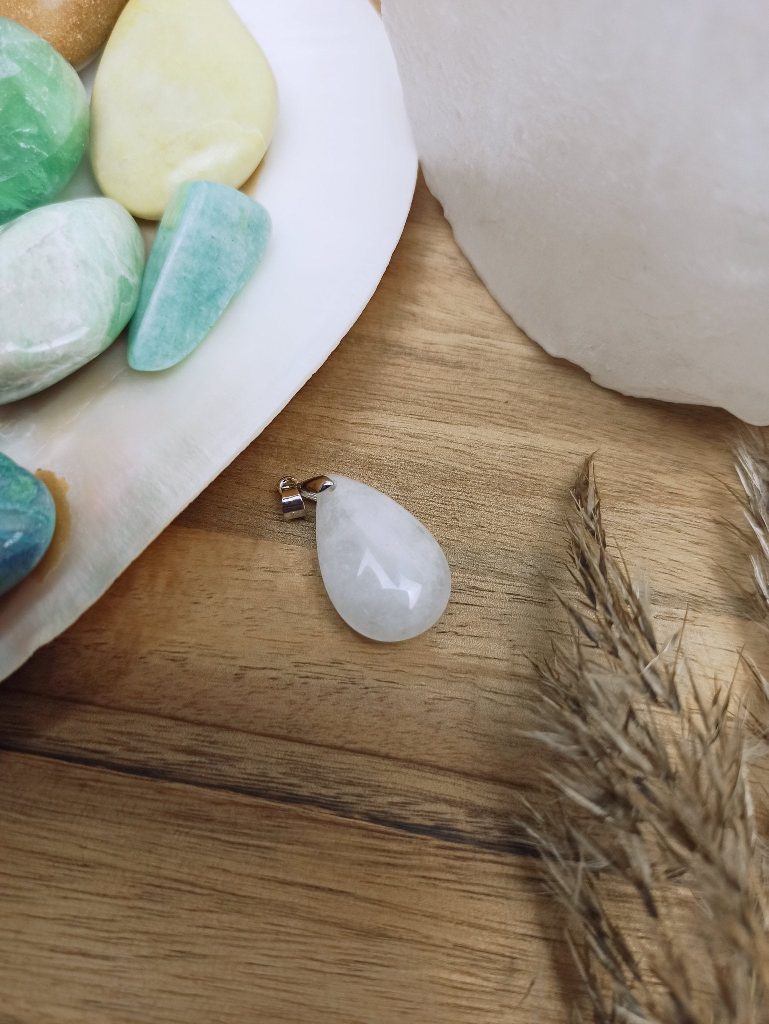 Sneeuwkwarts edelsteen hanger druppel | 25 mm – curated crystal by Marga Jacobs | rust, symboliek en intuïtieve zelfzorg