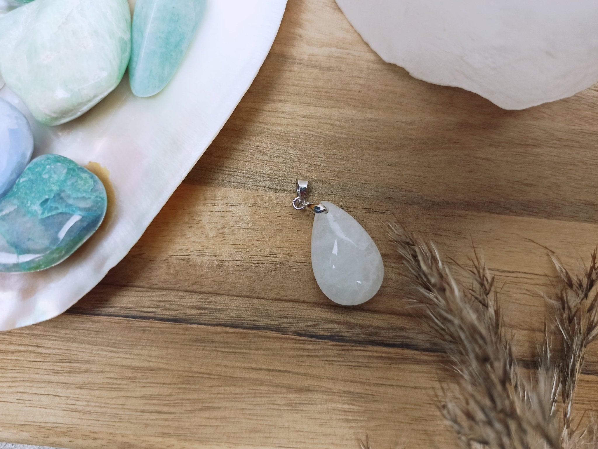 Sneeuwkwarts edelsteen hanger druppel | 25 mm – curated crystal by Marga Jacobs | rust, symboliek en intuïtieve zelfzorg