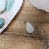 Sneeuwkwarts edelsteen hanger druppel | 25 mm – curated crystal by Marga Jacobs | rust, symboliek en intuïtieve zelfzorg