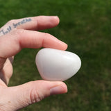 Sneeuwkwarts trommelstenen – curated crystal by Marga Jacobs | rust, symboliek en intuïtieve zelfzorg