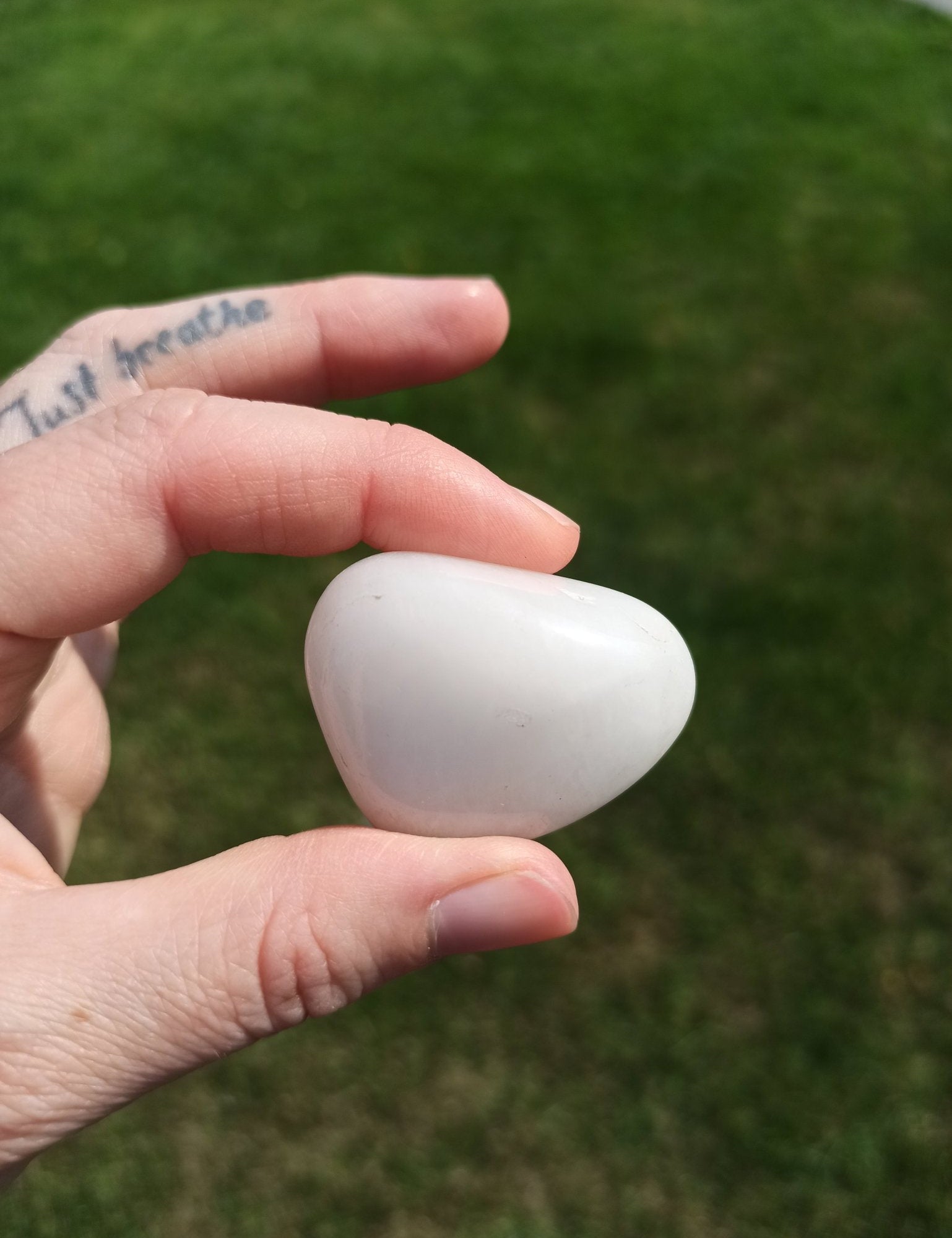 Sneeuwkwarts trommelstenen – curated crystal by Marga Jacobs | rust, symboliek en intuïtieve zelfzorg