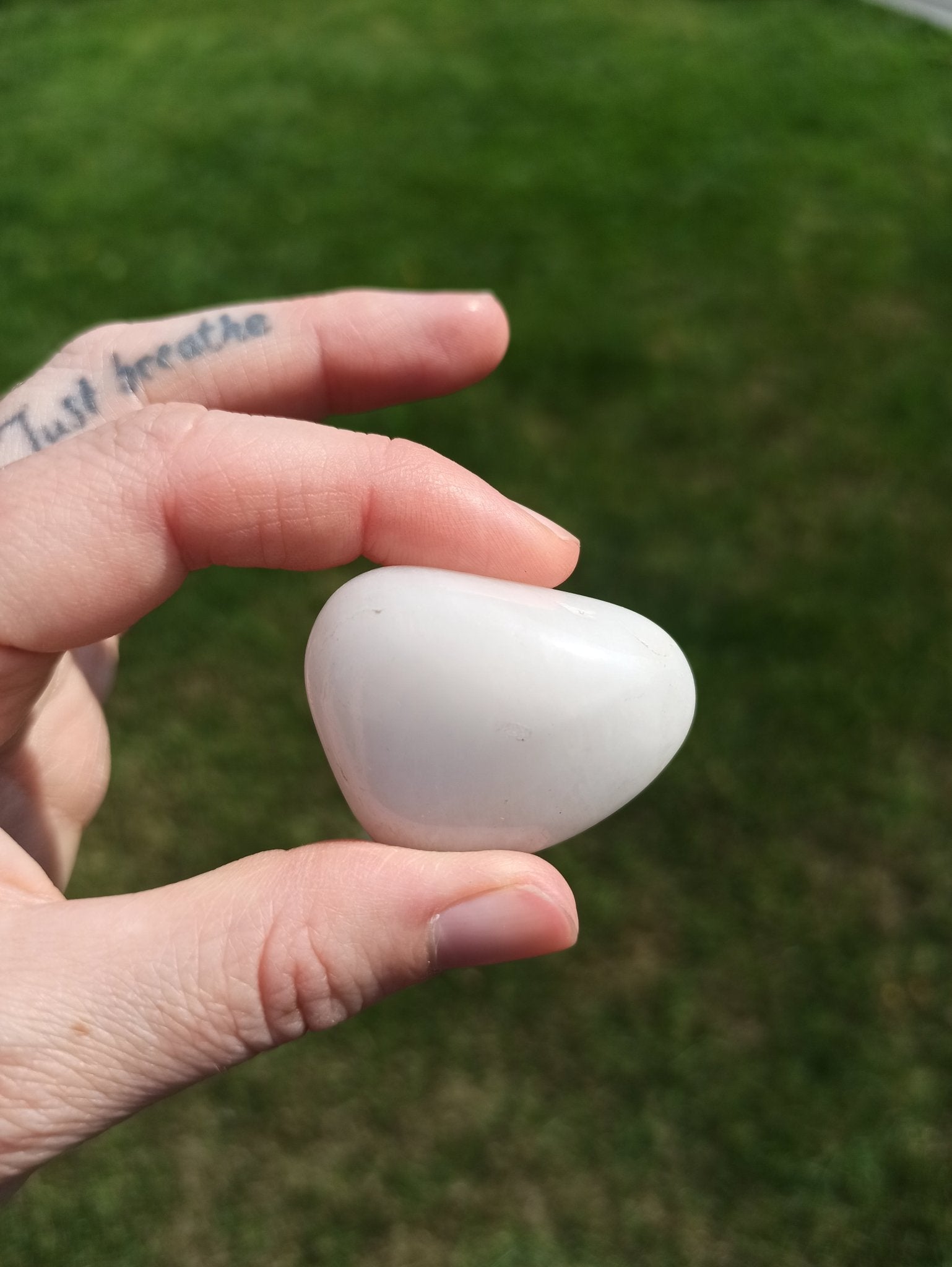 Sneeuwkwarts trommelstenen – curated crystal by Marga Jacobs | rust, symboliek en intuïtieve zelfzorg