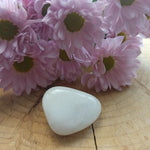 Sneeuwkwarts trommelstenen – curated crystal by Marga Jacobs | rust, symboliek en intuïtieve zelfzorg