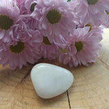 Sneeuwkwarts trommelstenen – curated crystal by Marga Jacobs | rust, symboliek en intuïtieve zelfzorg