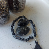 Sneeuwvlok obsidiaan edelsteen armband split met flosje – curated crystal by Marga Jacobs | rust, symboliek en intuïtieve zelfzorg