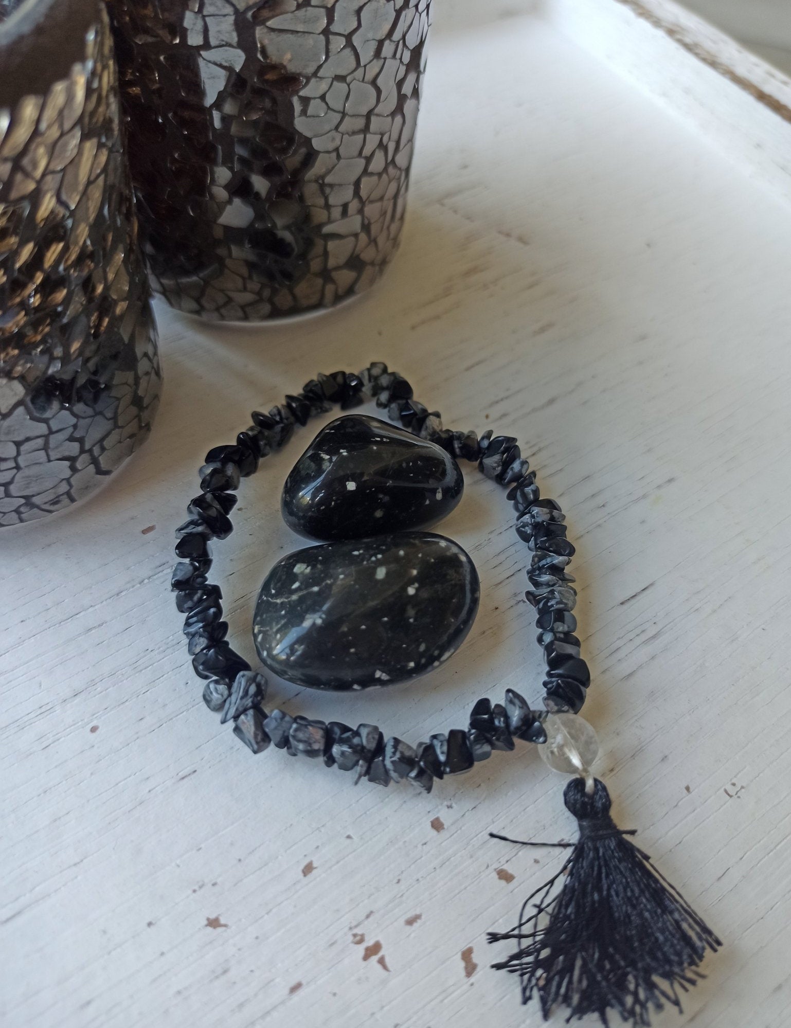 Sneeuwvlok obsidiaan edelsteen armband split met flosje – curated crystal by Marga Jacobs | rust, symboliek en intuïtieve zelfzorg