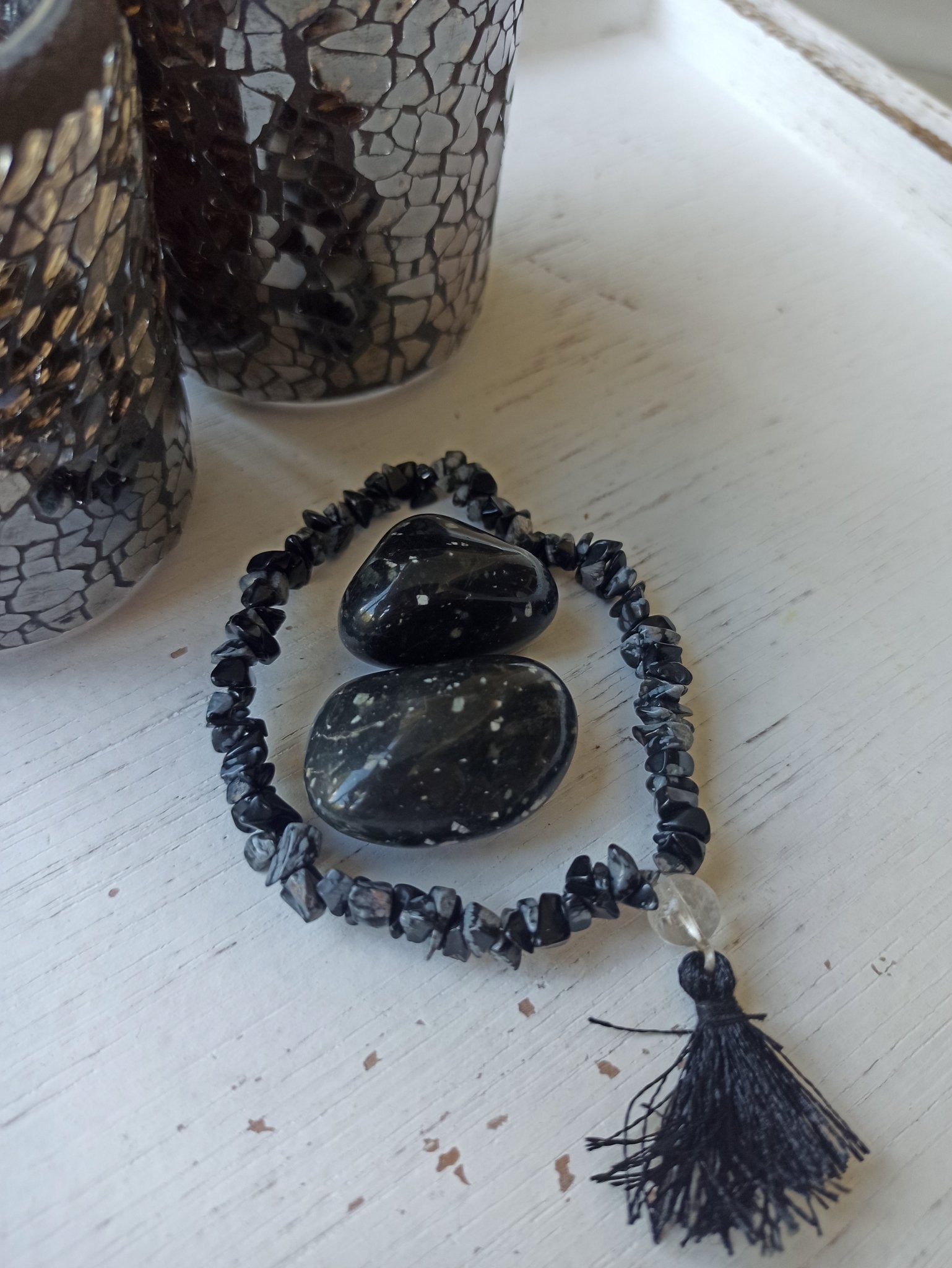 Sneeuwvlok obsidiaan edelsteen armband split met flosje – curated crystal by Marga Jacobs | rust, symboliek en intuïtieve zelfzorg