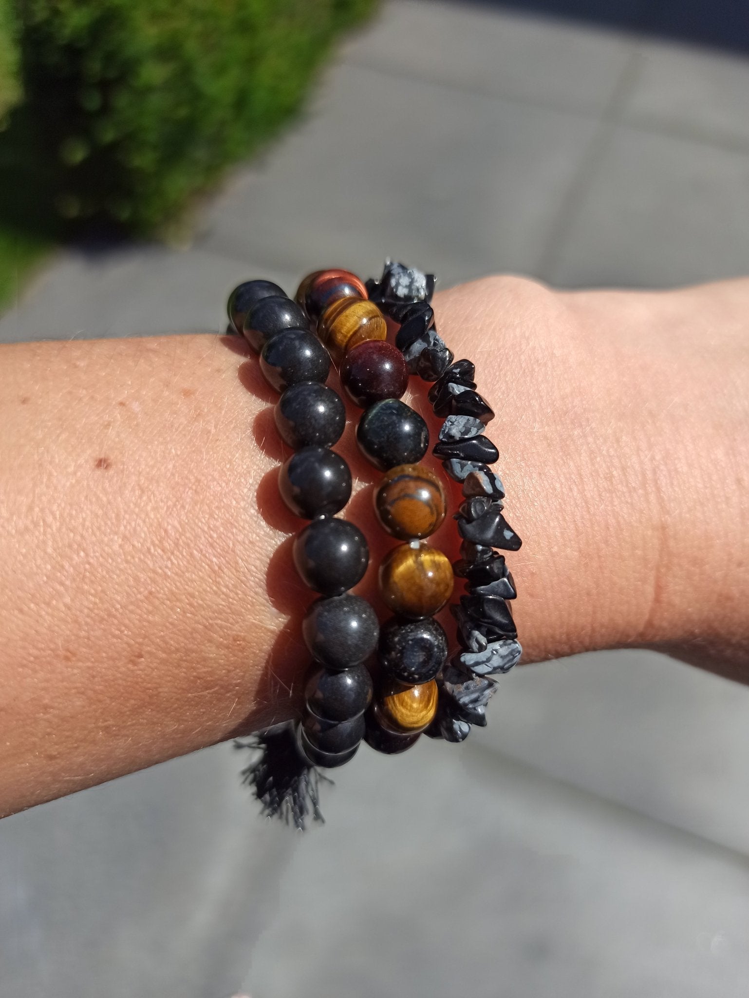 Sneeuwvlok obsidiaan edelsteen armband split met flosje – curated crystal by Marga Jacobs | rust, symboliek en intuïtieve zelfzorg