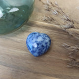 Sodaliet hart | 3 cm – curated crystal by Marga Jacobs | rust, symboliek en intuïtieve zelfzorg