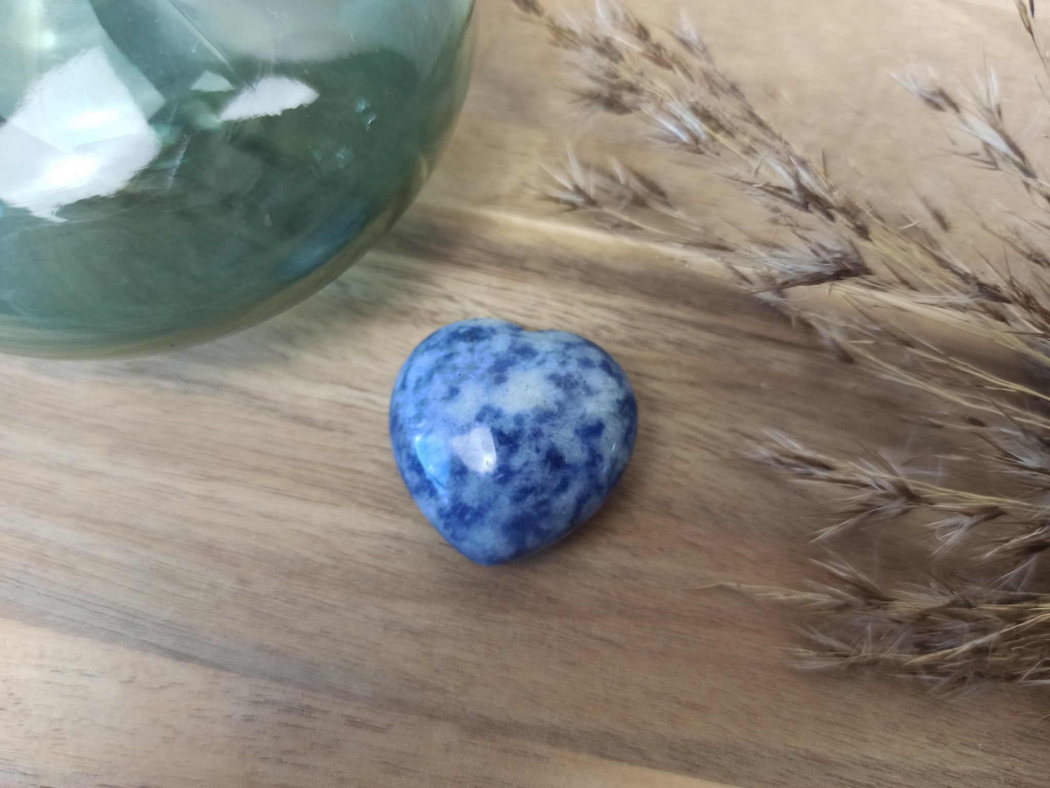 Sodaliet hart | 3 cm – curated crystal by Marga Jacobs | rust, symboliek en intuïtieve zelfzorg