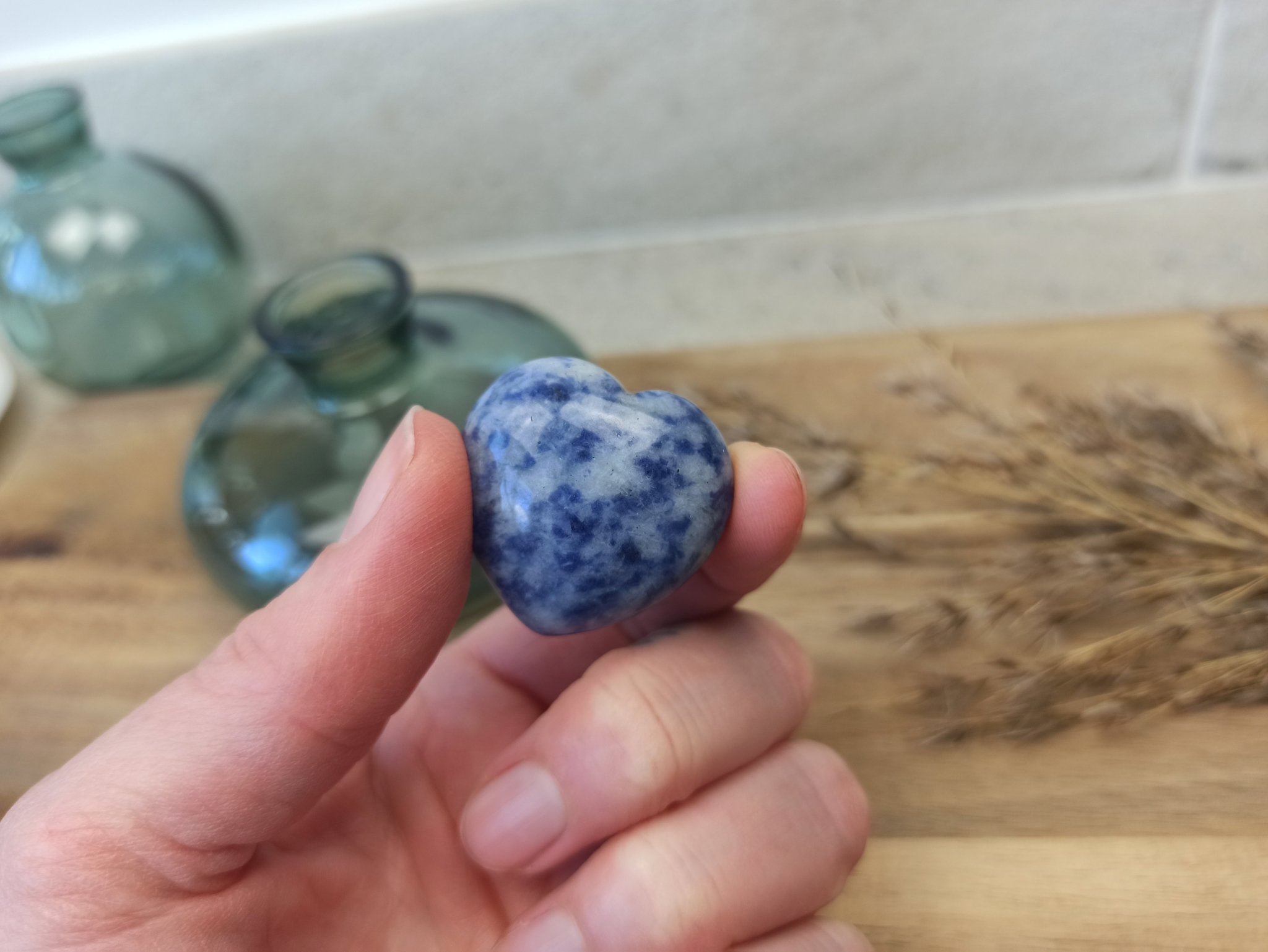 Sodaliet hart | 3 cm – curated crystal by Marga Jacobs | rust, symboliek en intuïtieve zelfzorg