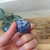 Sodaliet hart | 3 cm – curated crystal by Marga Jacobs | rust, symboliek en intuïtieve zelfzorg