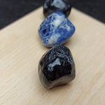 Sodaliet trommelstenen – curated crystal by Marga Jacobs | rust, symboliek en intuïtieve zelfzorg