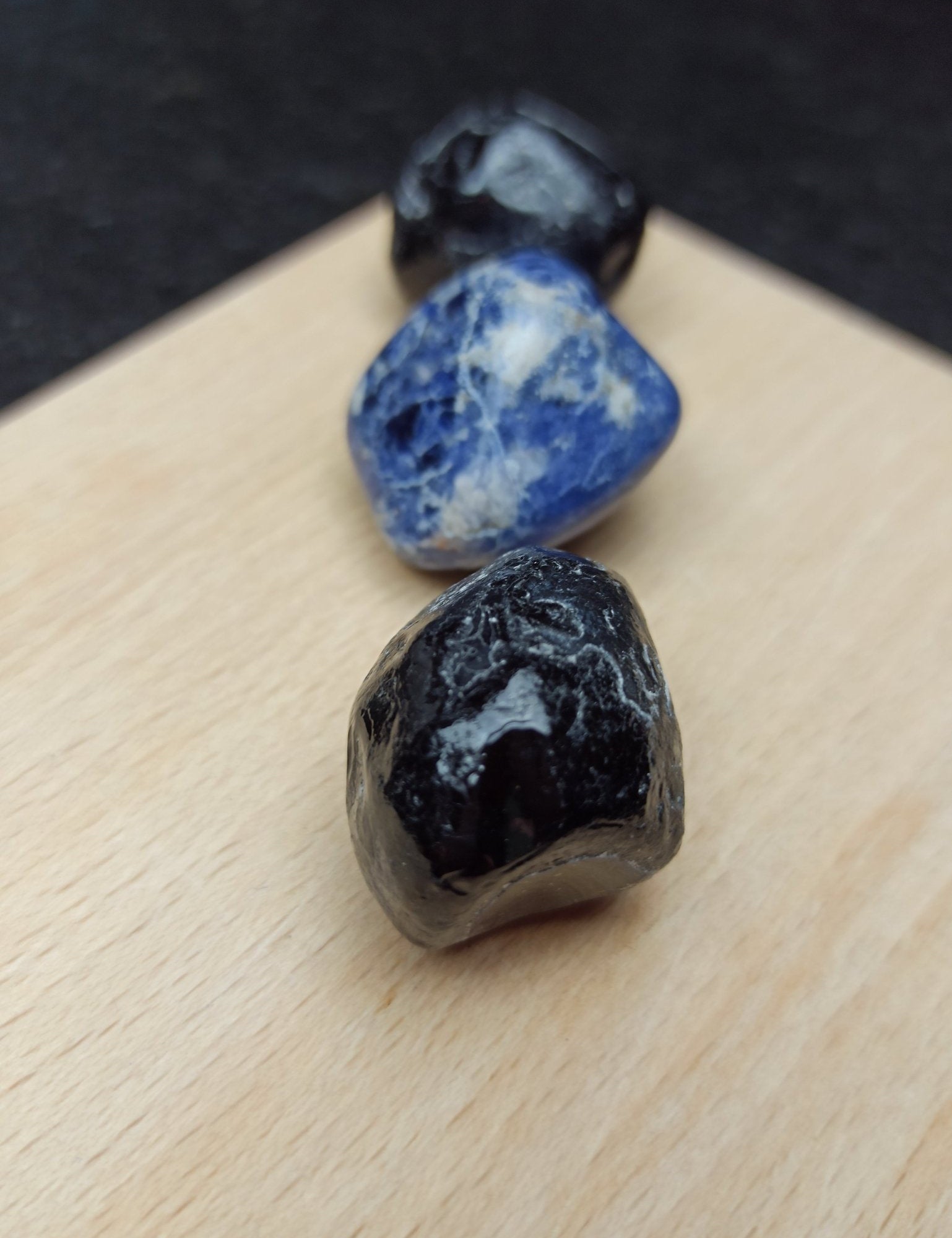 Sodaliet trommelstenen – curated crystal by Marga Jacobs | rust, symboliek en intuïtieve zelfzorg