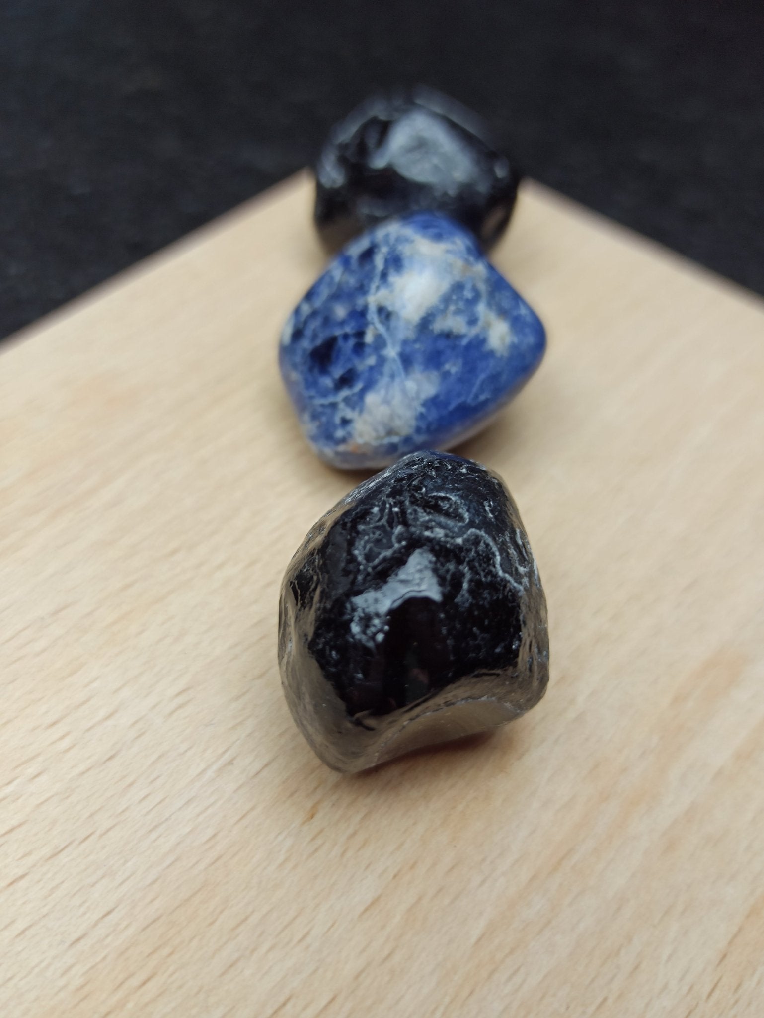 Sodaliet trommelstenen – curated crystal by Marga Jacobs | rust, symboliek en intuïtieve zelfzorg