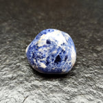 Sodaliet trommelstenen – curated crystal by Marga Jacobs | rust, symboliek en intuïtieve zelfzorg