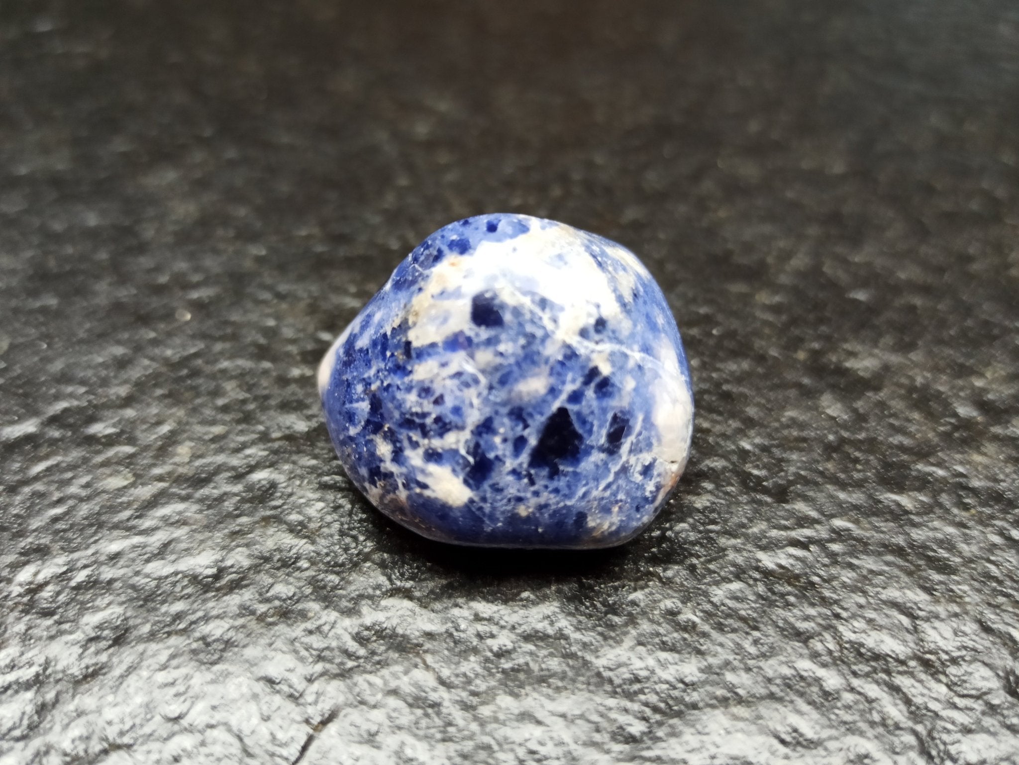 Sodaliet trommelstenen – curated crystal by Marga Jacobs | rust, symboliek en intuïtieve zelfzorg