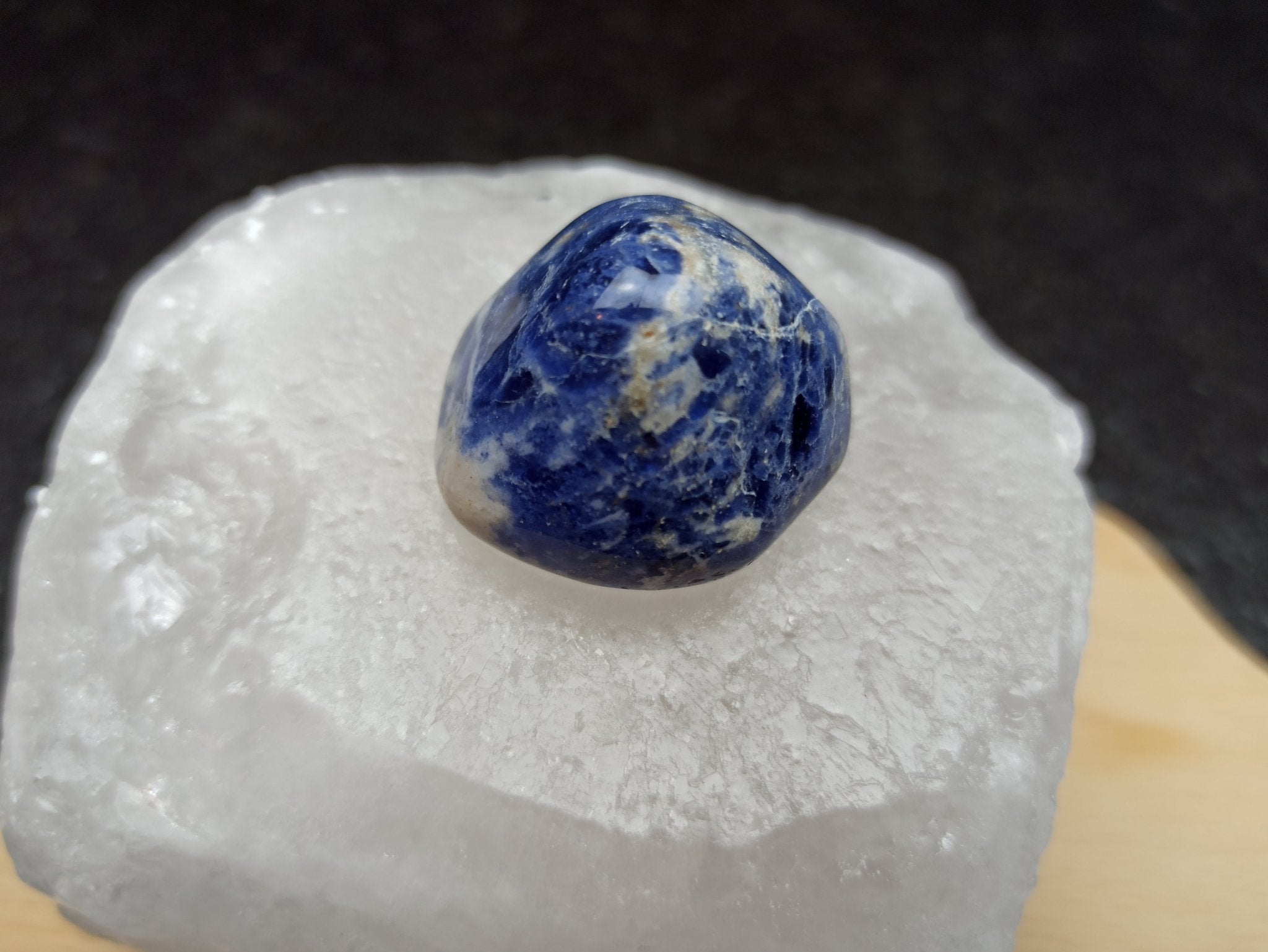 Sodaliet trommelstenen – curated crystal by Marga Jacobs | rust, symboliek en intuïtieve zelfzorg