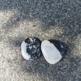 Spookagaat handstenen – curated crystal by Marga Jacobs | rust, symboliek en intuïtieve zelfzorg