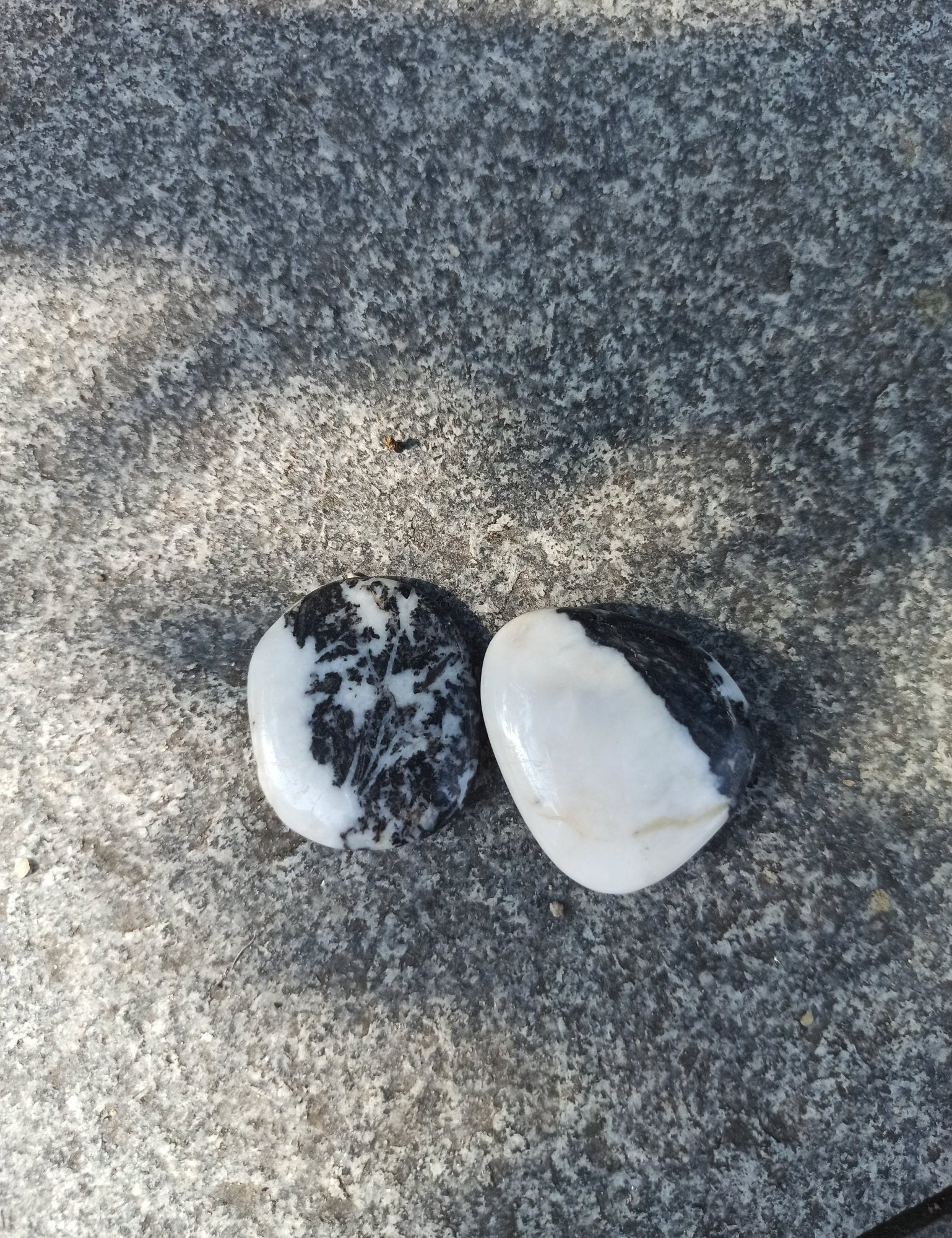 Spookagaat handstenen – curated crystal by Marga Jacobs | rust, symboliek en intuïtieve zelfzorg