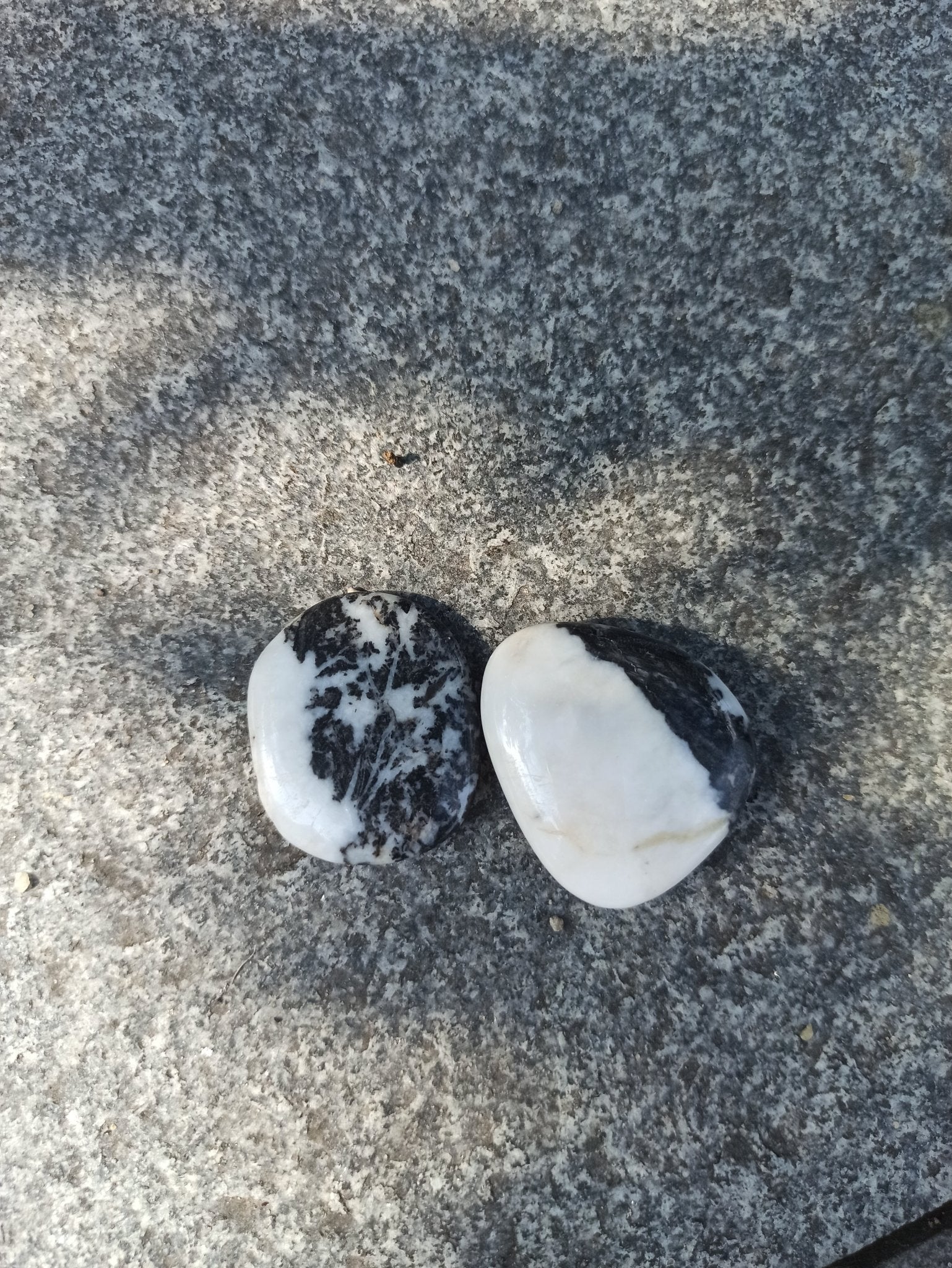 Spookagaat handstenen – curated crystal by Marga Jacobs | rust, symboliek en intuïtieve zelfzorg