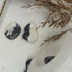 Spookagaat handstenen – curated crystal by Marga Jacobs | rust, symboliek en intuïtieve zelfzorg