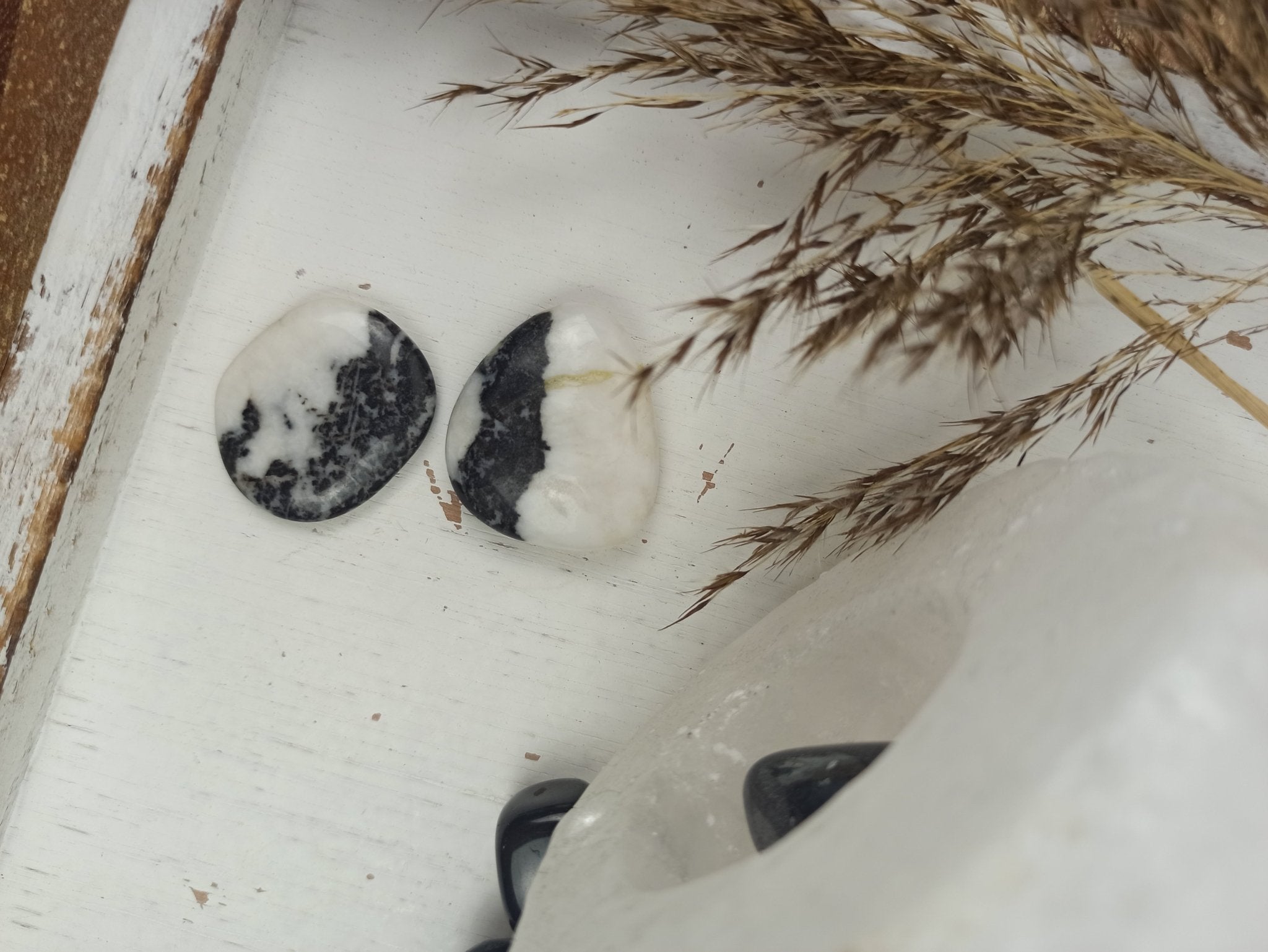 Spookagaat handstenen – curated crystal by Marga Jacobs | rust, symboliek en intuïtieve zelfzorg