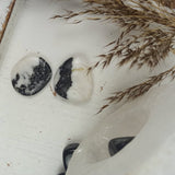 Spookagaat handstenen – curated crystal by Marga Jacobs | rust, symboliek en intuïtieve zelfzorg