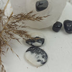 Spookagaat handstenen – curated crystal by Marga Jacobs | rust, symboliek en intuïtieve zelfzorg