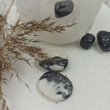 Spookagaat handstenen – curated crystal by Marga Jacobs | rust, symboliek en intuïtieve zelfzorg