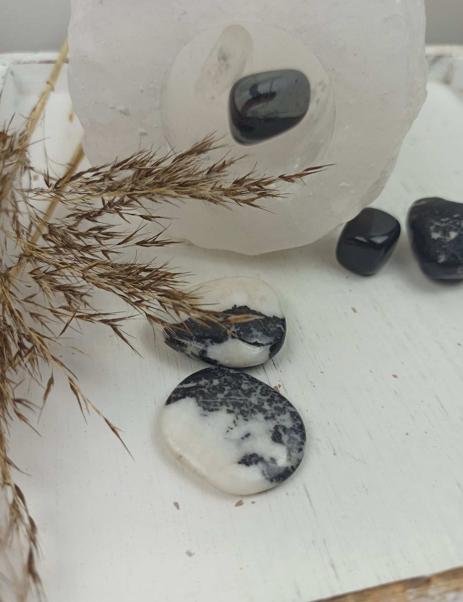 Spookagaat handstenen – curated crystal by Marga Jacobs | rust, symboliek en intuïtieve zelfzorg