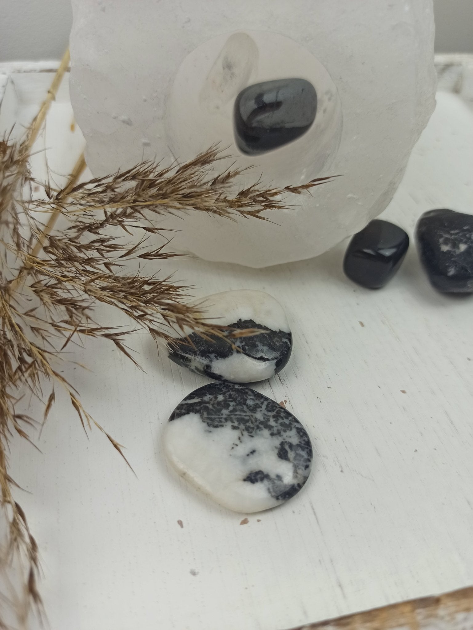 Spookagaat handstenen – curated crystal by Marga Jacobs | rust, symboliek en intuïtieve zelfzorg