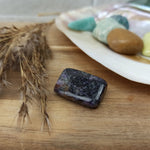 Sugiliet trommelstenen – curated crystal by Marga Jacobs | rust, symboliek en intuïtieve zelfzorg