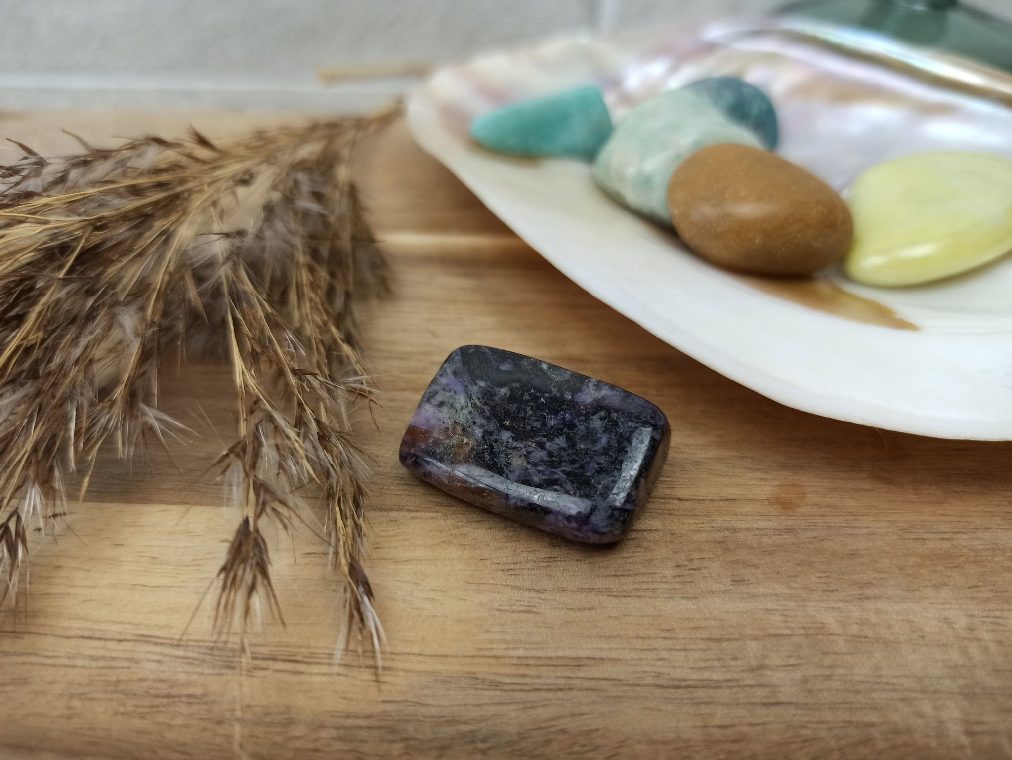 Sugiliet trommelstenen – curated crystal by Marga Jacobs | rust, symboliek en intuïtieve zelfzorg